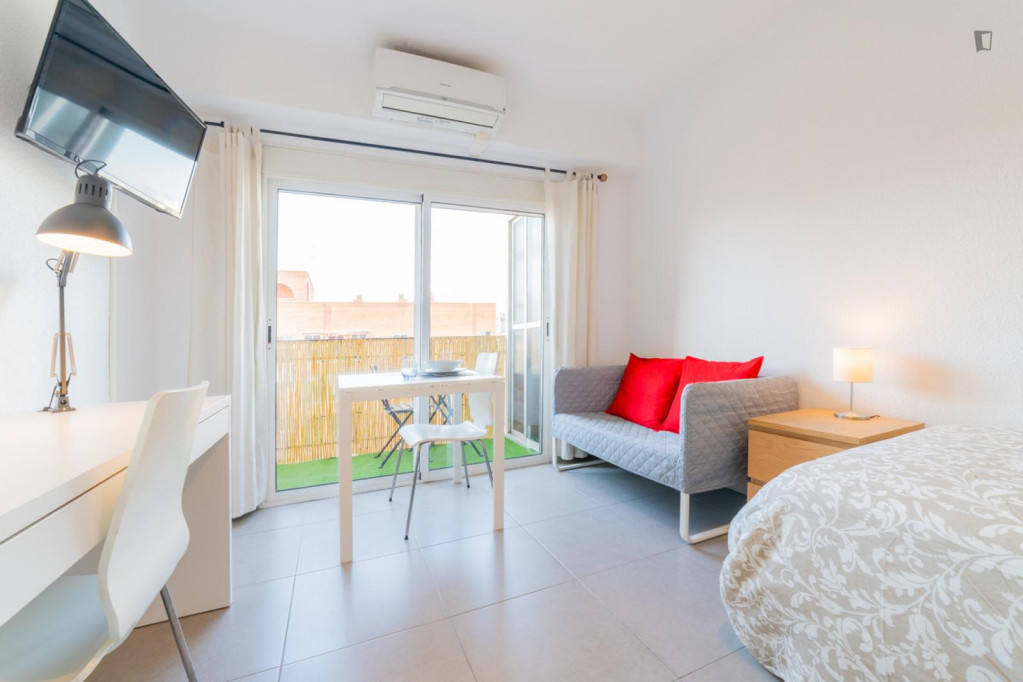 Large Great looking double bedroom with balcony - Valence - chambre - ImmoJeune