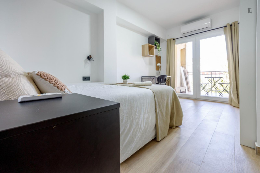 Welcoming double bedroom with a balcony, close to Universitat de València - Valence - chambre - ImmoJeune