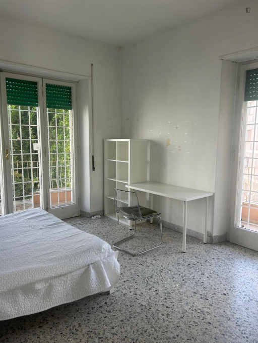 Bright Bedroom with private balcony in a 4 bedroom apartment - Rome - chambre - ImmoJeune