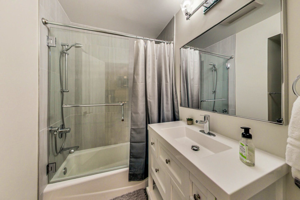 Stunning Bright Apt. w/ Terrace + BBQ near Garfield Square