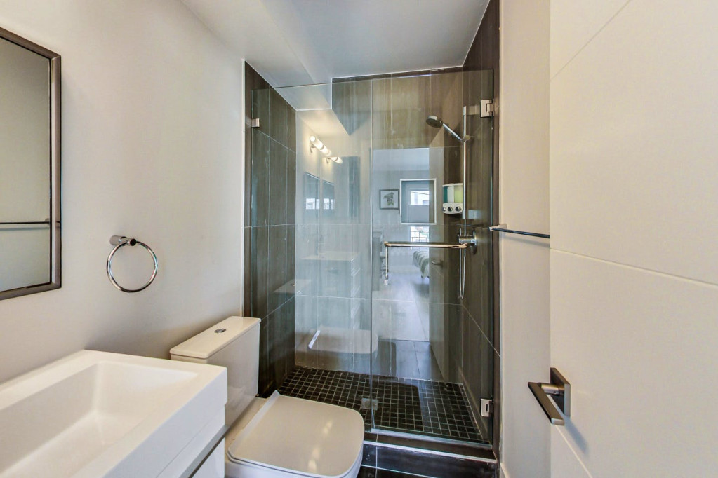 Stunning Bright Apt. w/ Terrace + BBQ near Garfield Square