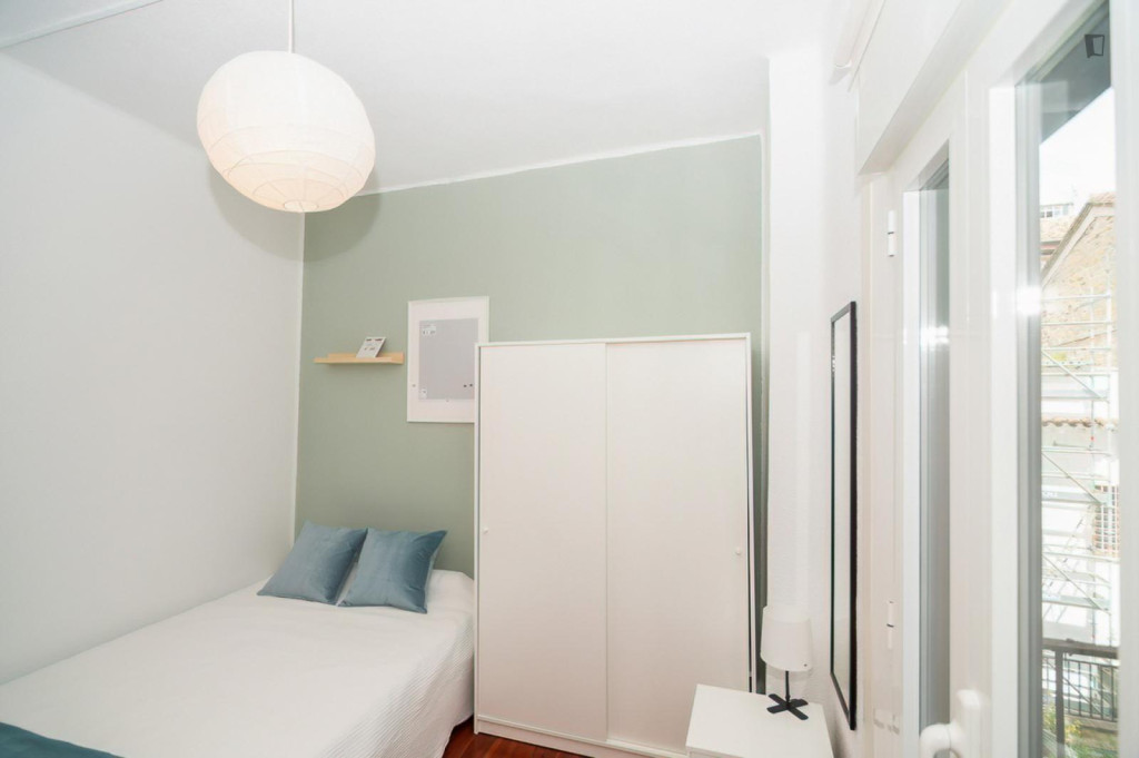Great looking single bedroom with balcony - Pamplona - chambre - ImmoJeune