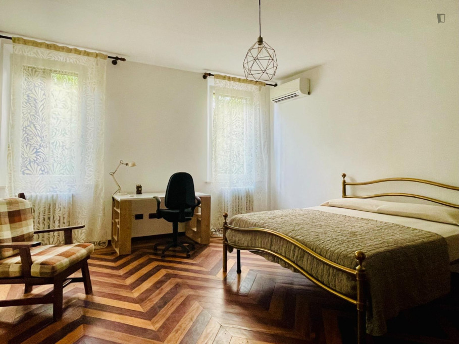 Single Bedroom in a Villa with outdoor area - Ferrara - chambre - ImmoJeune