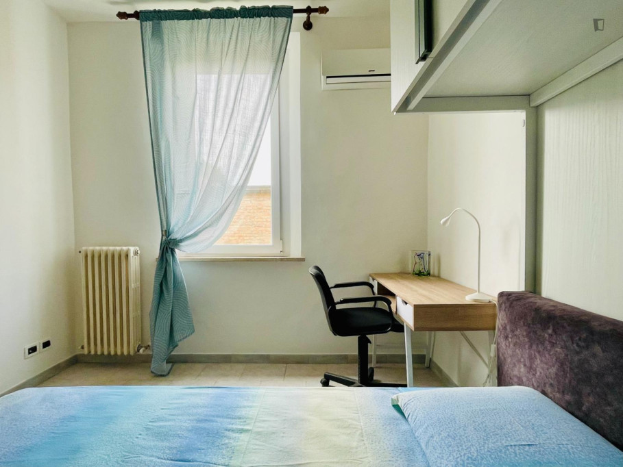 Single Bedroom in a Villa with outdoor area - Ferrara - chambre - ImmoJeune