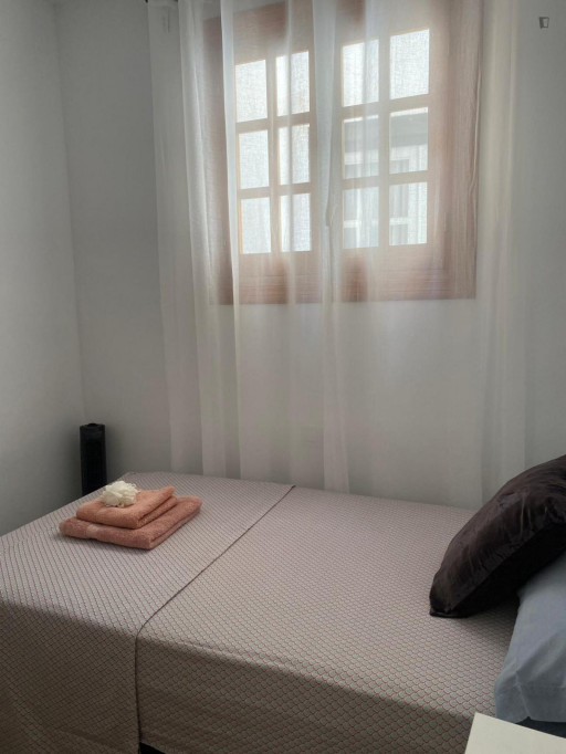 Single Bedroom In A 4-Bedroom Flat Close To Puerta De Purchena - Almeria - chambre - ImmoJeune