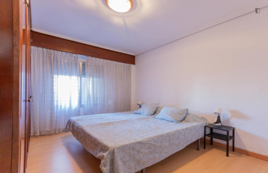 Nice double bedroom in Sant Llorenç - Valence - chambre - ImmoJeune