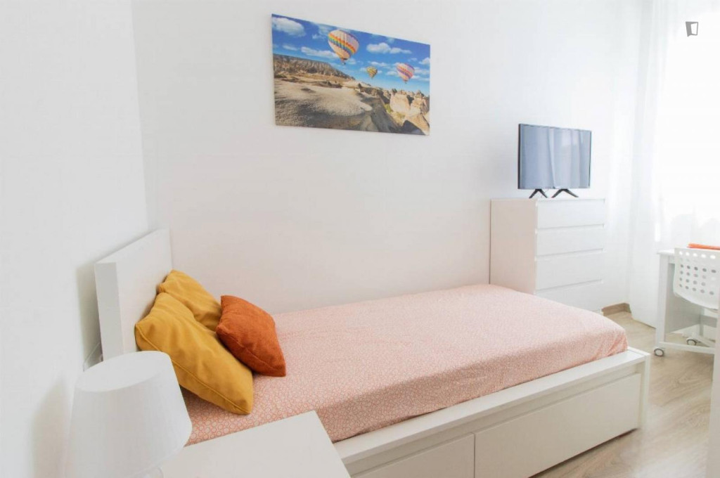 Neat single bedroom in a 7-bedroom flat near Politecnico Bovisa Campus - Milan - chambre - ImmoJeune