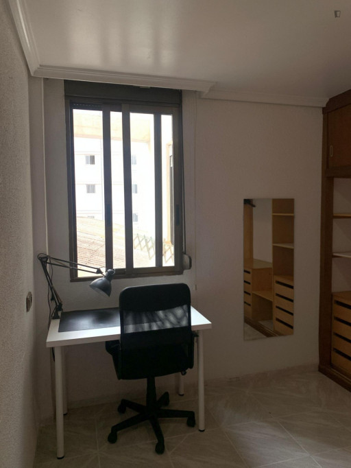 Attractive single bedroom
