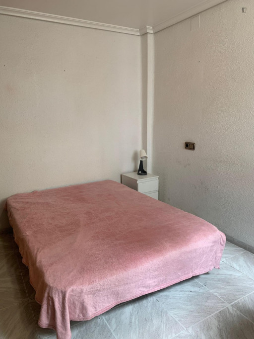 Attractive single bedroom