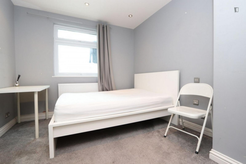 Comfy double bedroom not far from Shadwell tube station - London - chambre - ImmoJeune