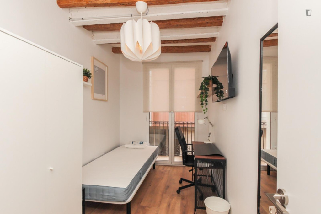 Great looking single bedroom with balcony and outside area - Tarragona - chambre - ImmoJeune