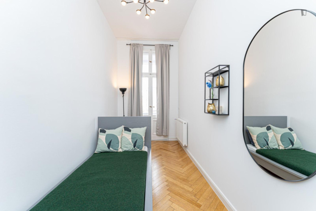 Nice single bedroom close to Savignyplatz train station - Berlin - chambre - ImmoJeune