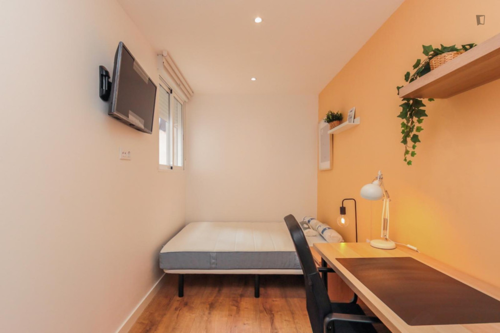 Cozy single bedroom in a property with balcony and outside area