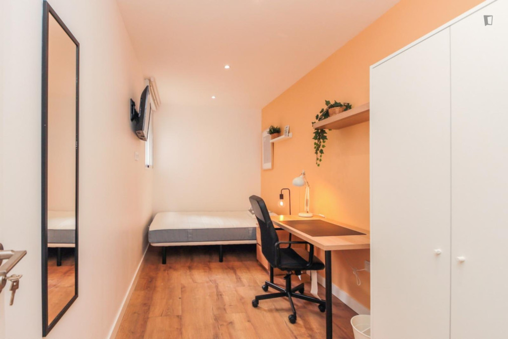 Cozy single bedroom in a property with balcony and outside area