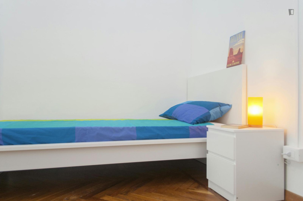 Single bedroom in a 7-bedroom flat close to Bernini metro station - Turin - chambre - ImmoJeune