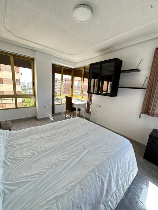 Spacious Dobleroom in 5 bedroom apartment - Alicante - chambre - ImmoJeune