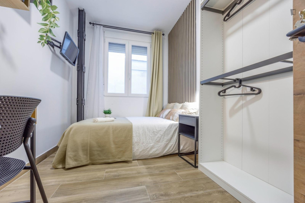 Cosy bedroom in 8-room-apartment in the city centre