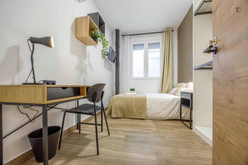 Cosy bedroom in 8-room-apartment in the city centre