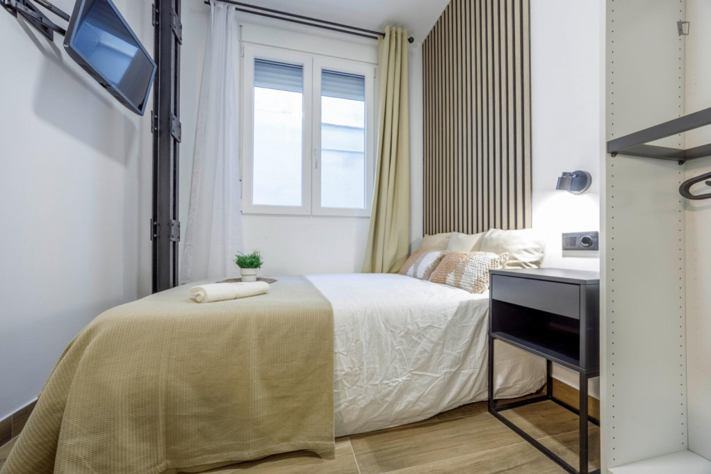 Cosy bedroom in 8-room-apartment in the city centre