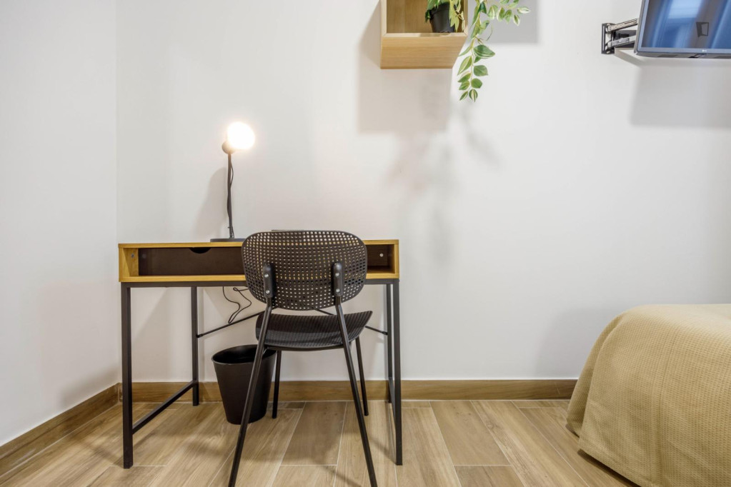Cosy bedroom in 8-room-apartment in the city centre