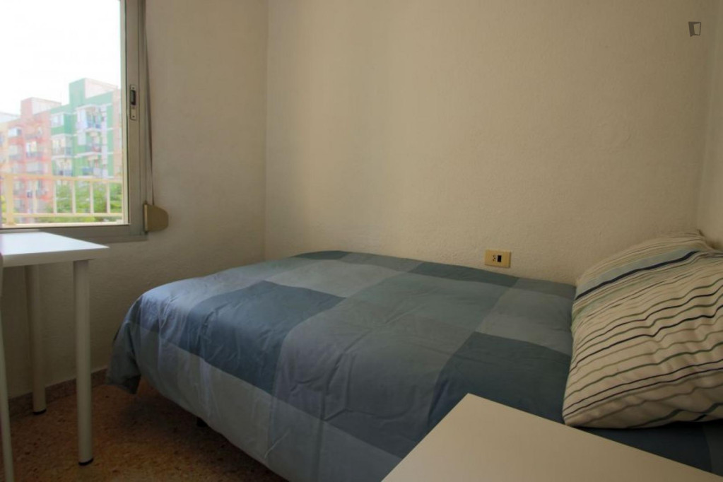 Sunny and modern 4-bedroom flat in Ciutat Jardí
