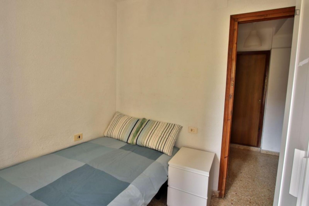 Sunny and modern 4-bedroom flat in Ciutat Jardí