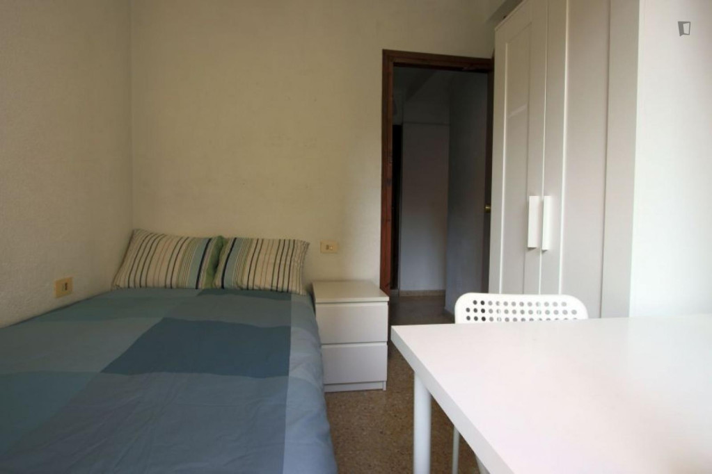 Sunny and modern 4-bedroom flat in Ciutat Jardí