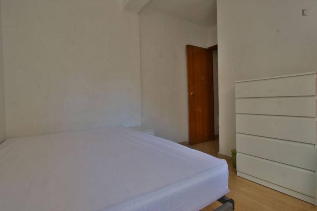 Sunny and modern 4-bedroom flat in Ciutat Jardí