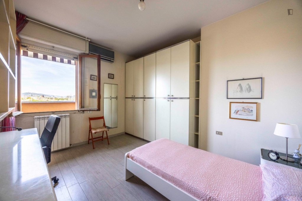 Neat single room in a 3-bedroom flat near San Donnino park - Bologne - chambre - ImmoJeune