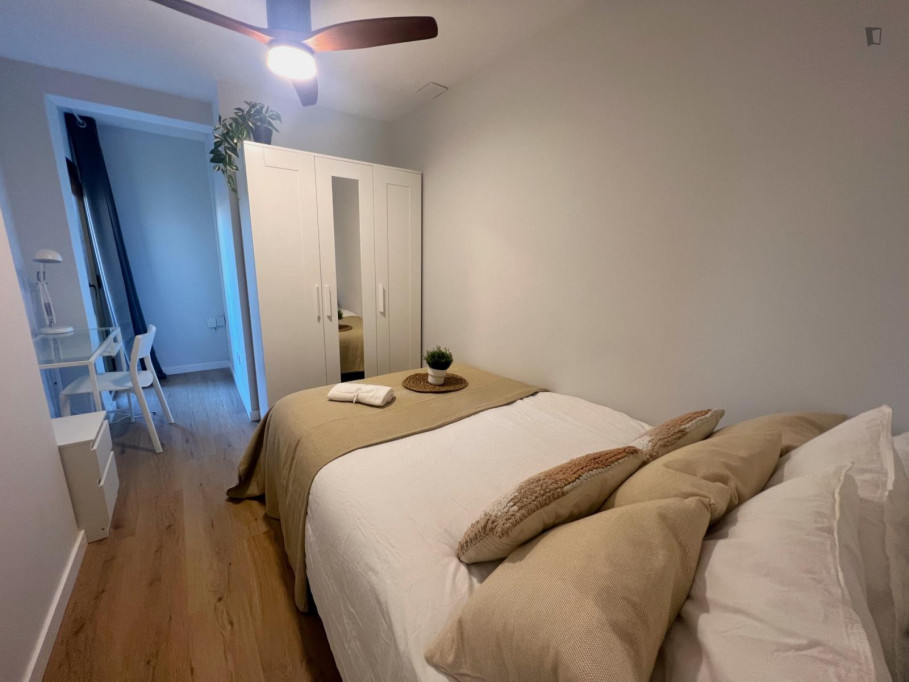 Delightful double bedroom with a balcony, near the popular Ciutat de les Arts i les Ciències - Valence - chambre - ImmoJeune
