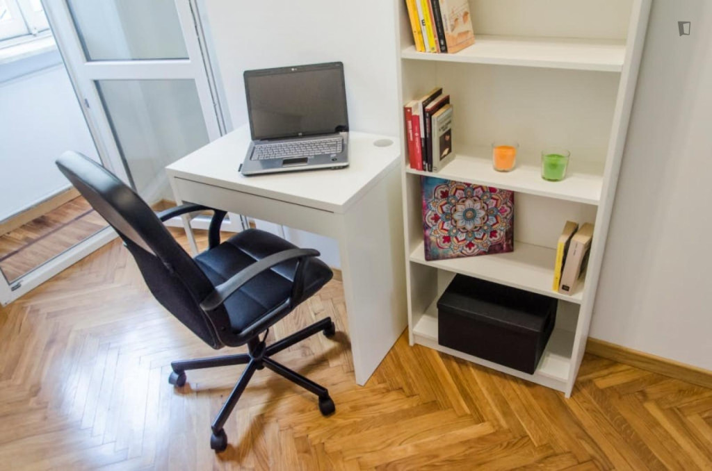Inviting single bedroom in a 4-bedroom flat near the royal museum