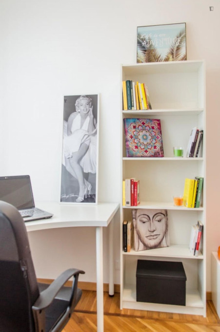 Inviting single bedroom in a 4-bedroom flat near the royal museum