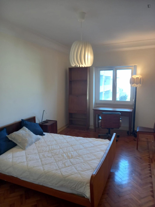 Warming double bedroom in a 4-bedroom apartment - Lisbonne - chambre - ImmoJeune