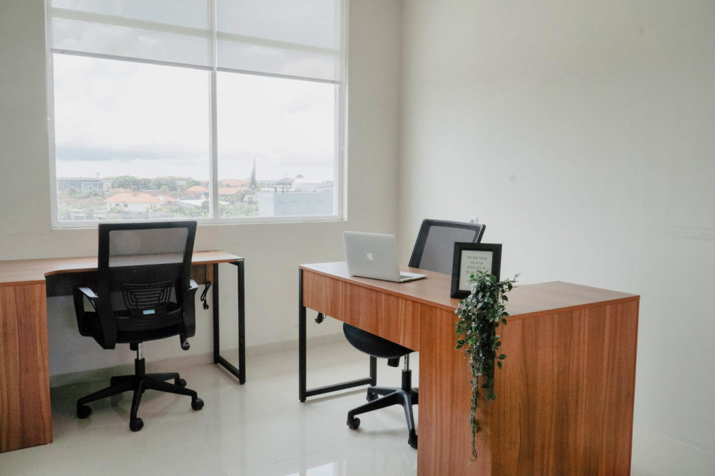 A relaxing tropical apartment with coworking space and inviting pool