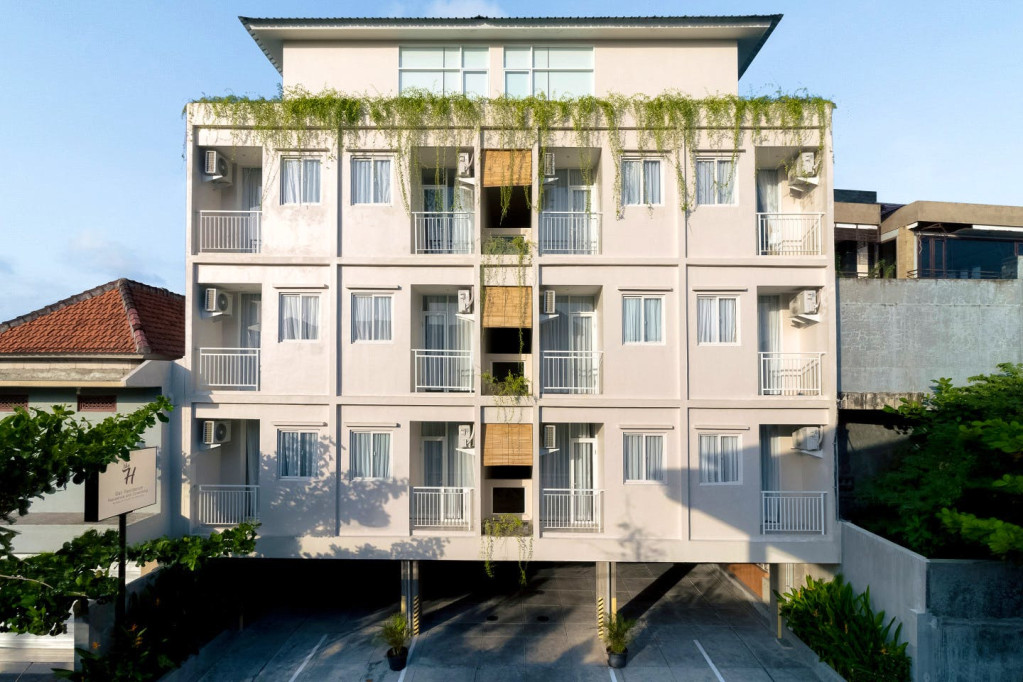 A relaxing tropical apartment with coworking space and inviting pool