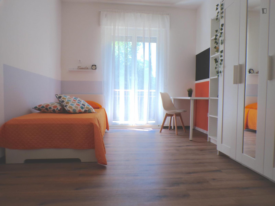 Comfy single bedroom in a 5-bedroom flat in South Trento - Trento - chambre - ImmoJeune