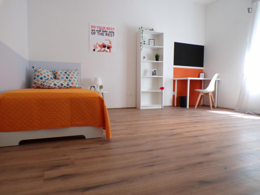 Neat single bedroom in a 5-bedroom flat in South Trento - Trento - chambre - ImmoJeune