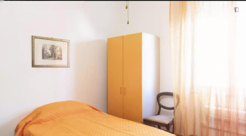 Cozy single bedroom in a 3-bedroom apartment - Rome - chambre - ImmoJeune