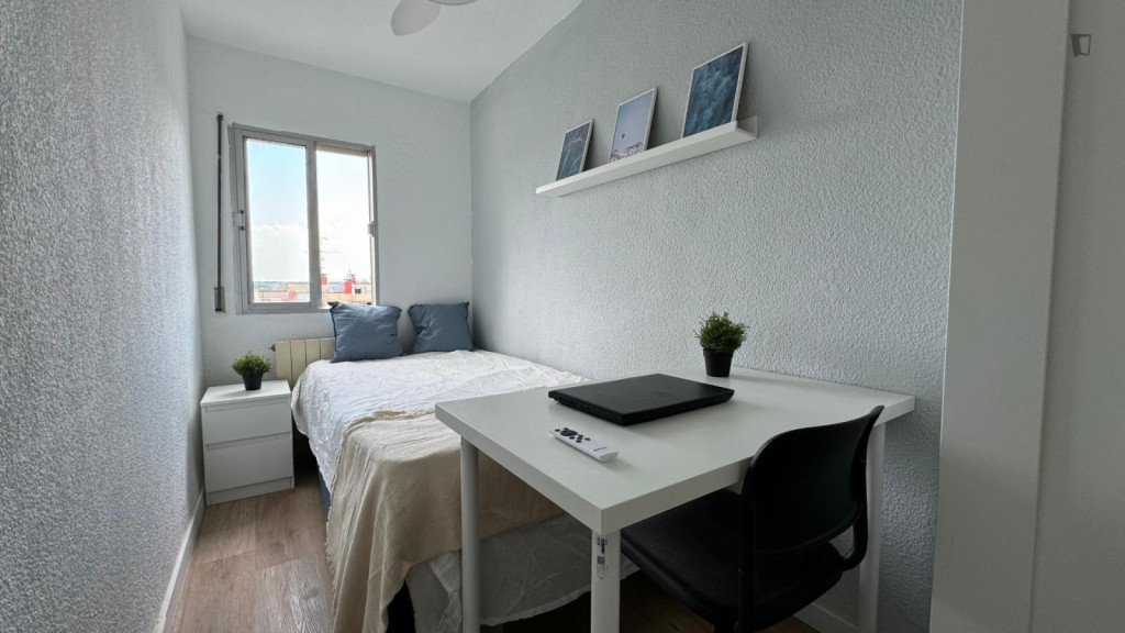 Cozy double bedroom close to La Elipa metro station - Madrid - chambre - ImmoJeune