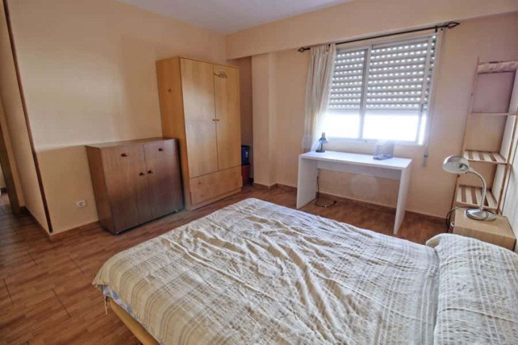 Habitación en piso de 4 habitaciones en El Pla Del Real