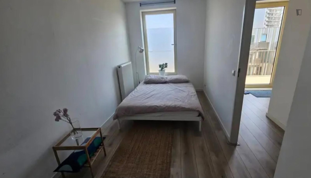 Cozy private room in a 2-bedroom apartment located in front of Kraaiennest Metro Station - Amsterdam - chambre - ImmoJeune
