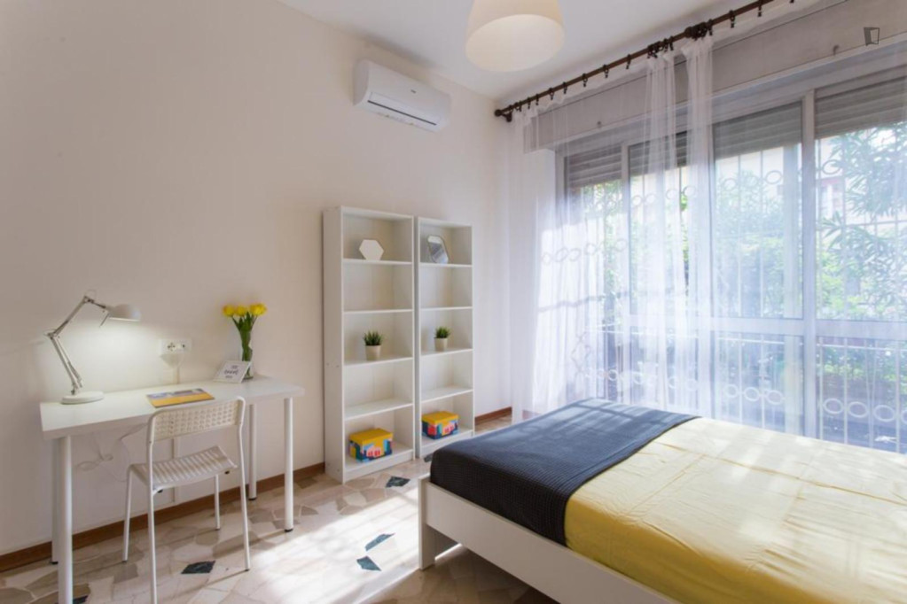 Double bedroom with balcony in a 3-bedroom flat next to Gorla metro station - Milan - chambre - ImmoJeune