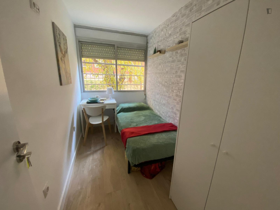 Comfortable single bedroom in 4-bedroom apartment close to Vinateros metro station - Madrid - chambre - ImmoJeune