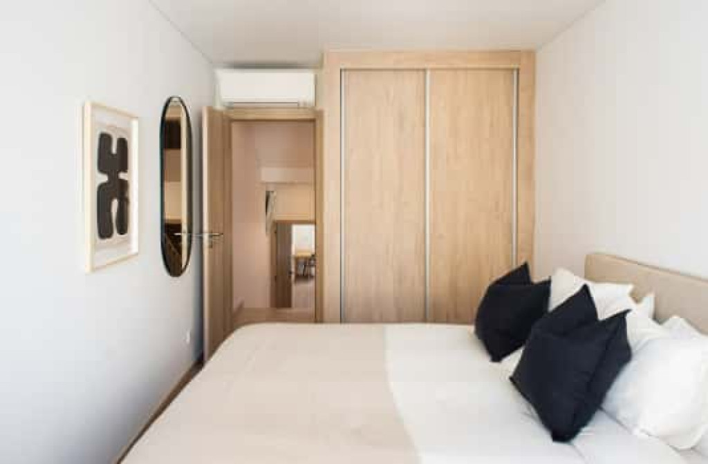 Bedroom in a 6-bedroom apartment in Lisbon - Room 4
