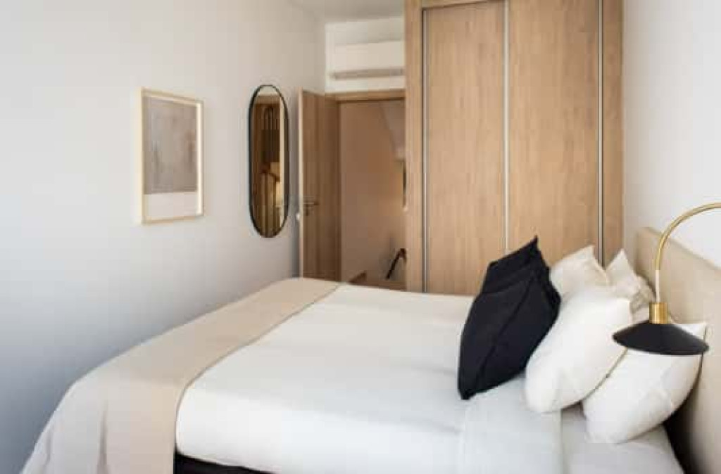 Bedroom in a 6-bedroom apartment in Lisbon - Room 2