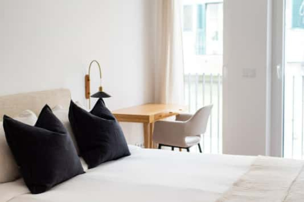 Bedroom in a 6-bedroom apartment in Lisbon - Room 2
