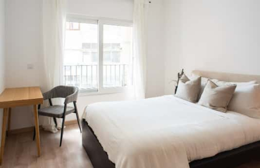 Bedroom in a 6-bedroom apartment in Lisbon - Room 1