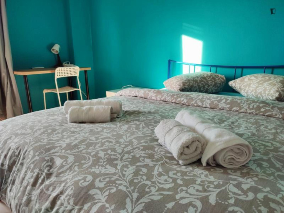 Modern double bedroom in a 10-bedroom apartment No18-2