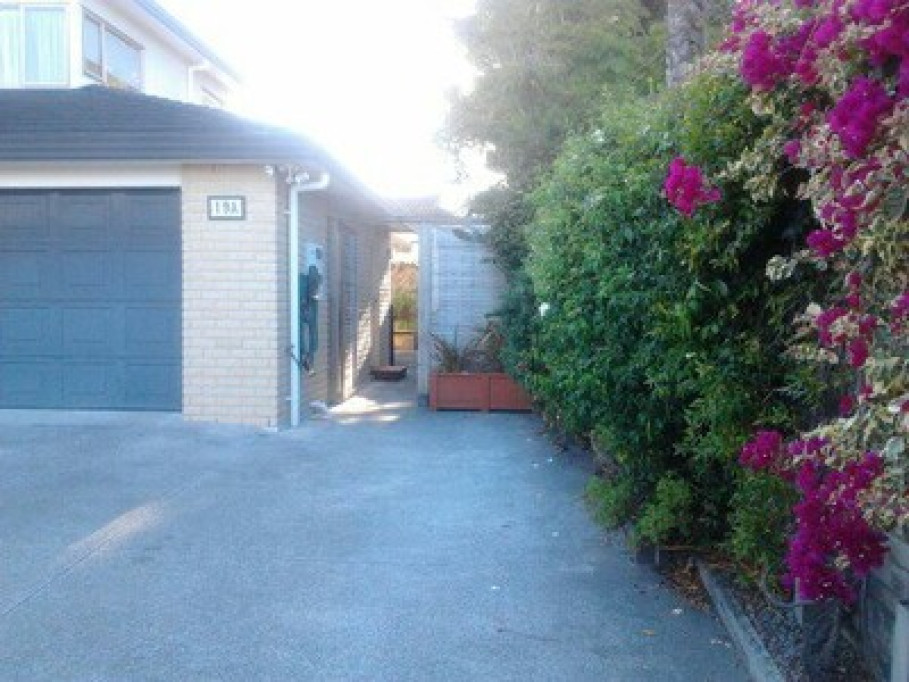 Friendly home by the beach