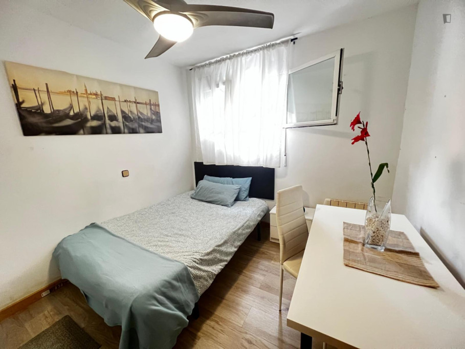 Welcoming double bedroom in Numancia - Madrid - chambre - ImmoJeune